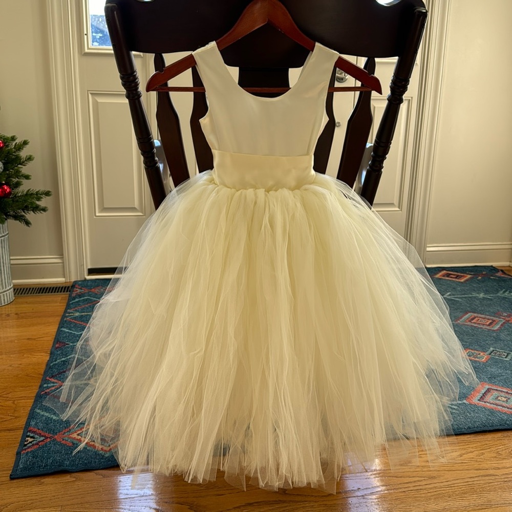 Like New Ivory flower girl dress. EUC. Custom-made by Little Dreamers Tutus.